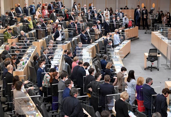 Ein Blick in die Reihen der Abgeordneten bei einer Abstimmung zum Impfpflicht-Beschluss im Nationalrat am 20. Jänner 2022.
