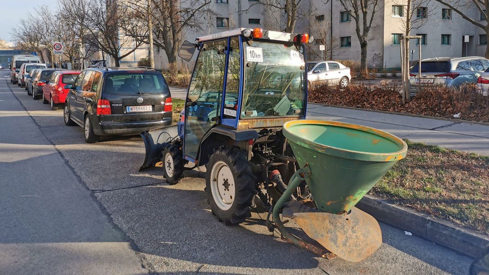 Schneeräum-Traktoren ärgern Autolenker auf Parkplatzsuche in Wien-Floridsdorf.&nbsp;