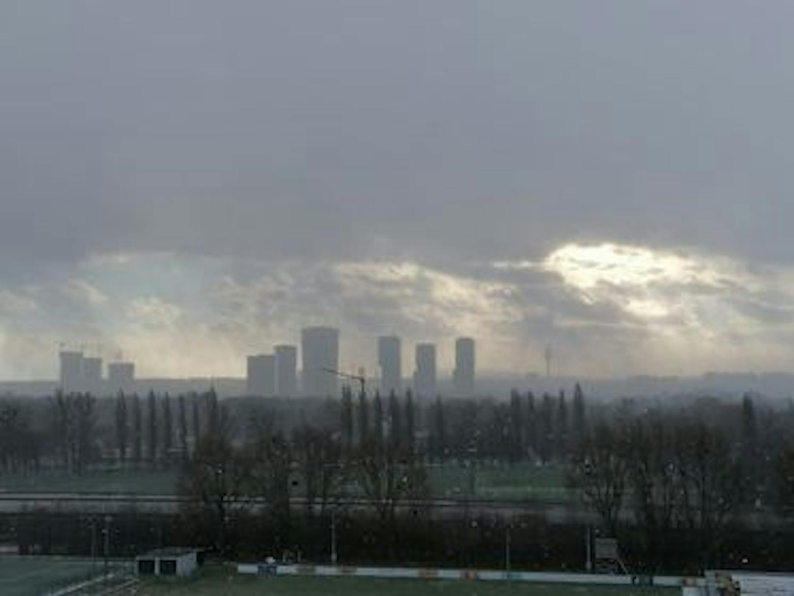 Der Triple-Tower im dritten Bezirk aus einer wolkenüberdeckten Perspektive.