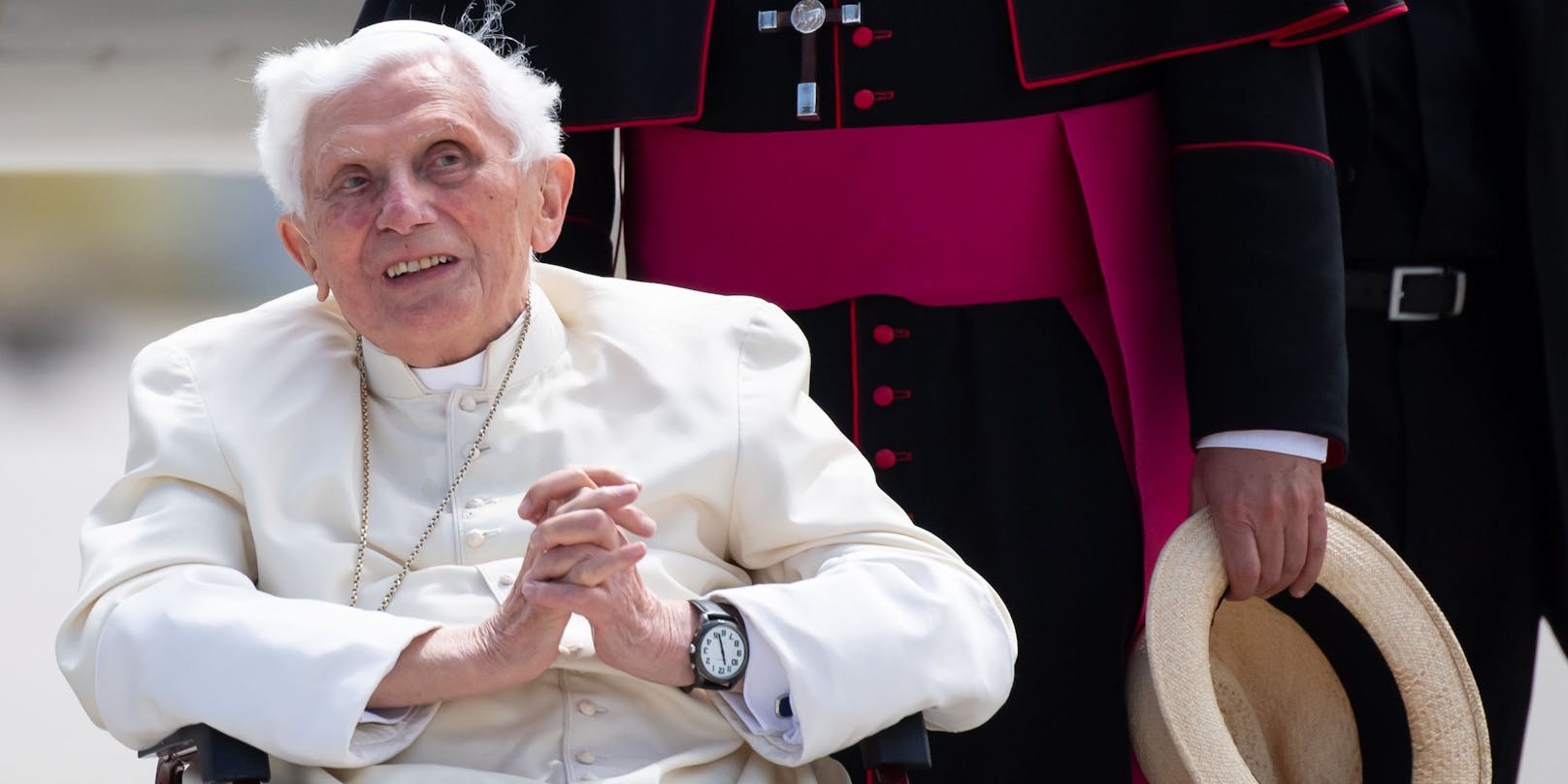 Der ehemalige Papst Benedikt soll in mehreren Missbrauchsfällen nichts gegen die Verantwortlichen unternommen haben.