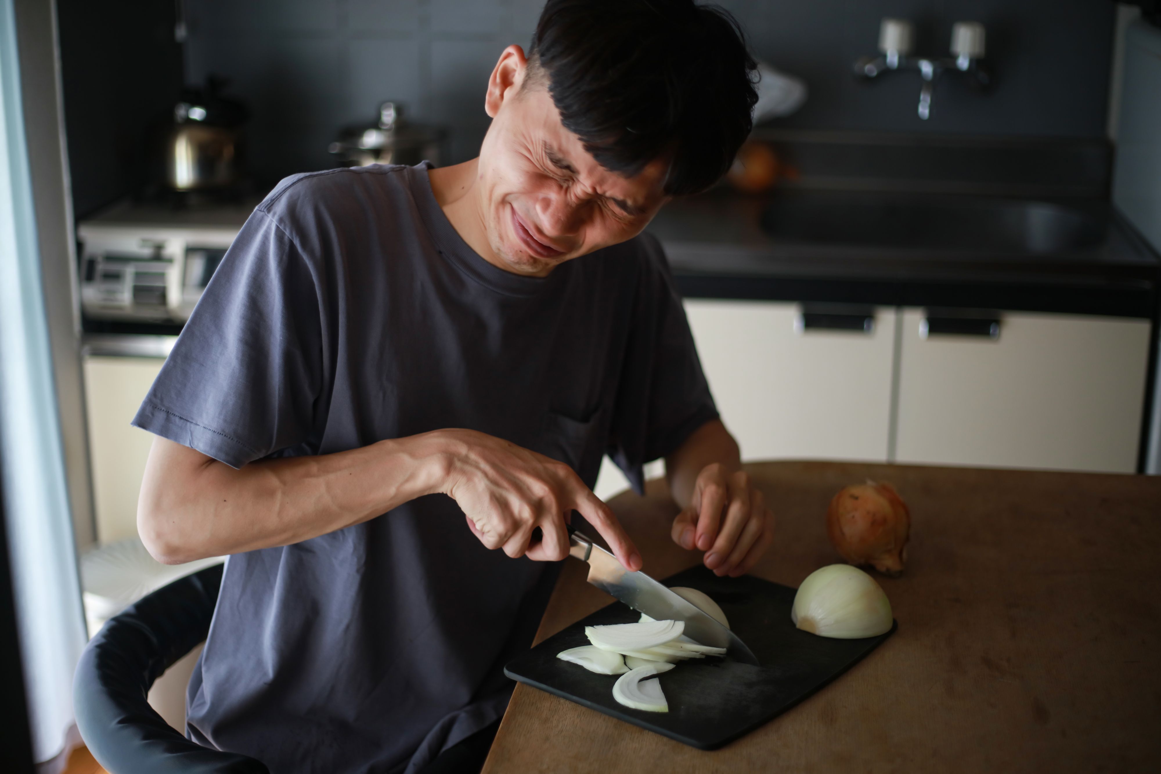 Damit ist beim Schneiden der Zwiebeln jetzt endlich Schluss. 