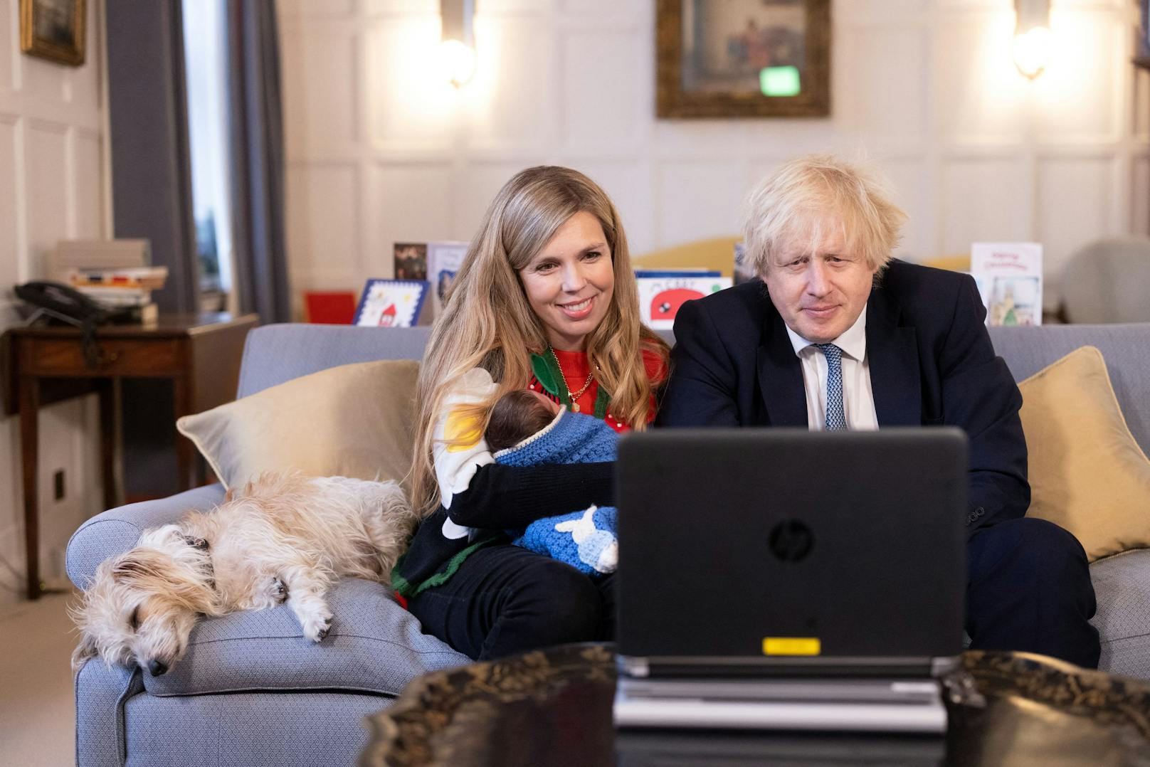 Da war alles noch in Ordnung: Premierminister Boris Johnson und seine Frau Carrie mit der gemeinsamen Tochter Romy am ersten Weihnachtstag.