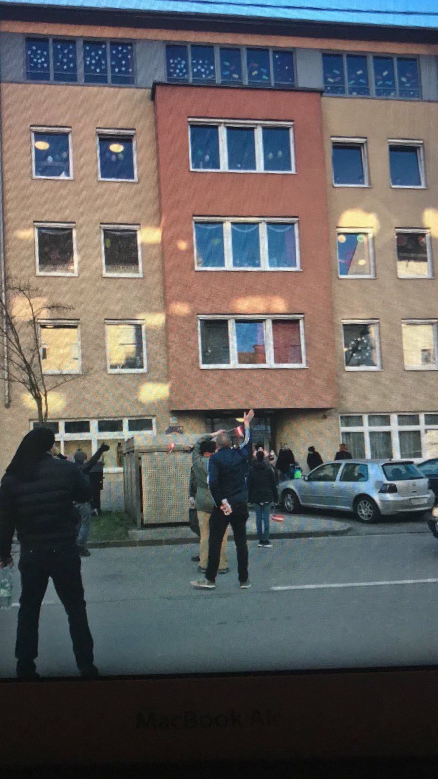 Die Impf- und Maßnahmengegner brüllten Parolen vor dem Hort, viele Kinder fürchteten sich.