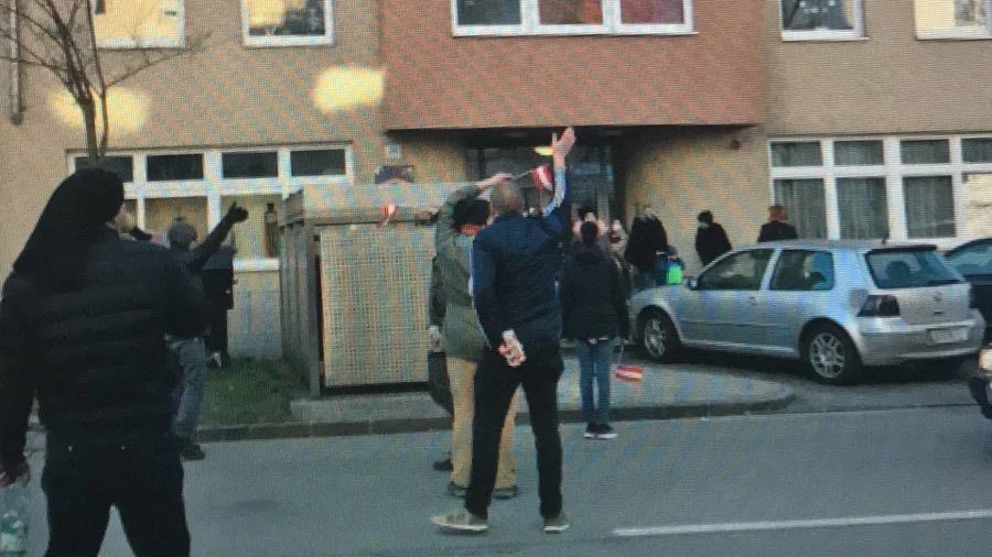 Die Impf- und Maßnahmengegner brüllten Parolen vor dem Hort, viele Kinder fürchteten sich.