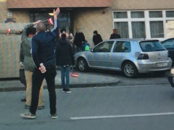 Die Impf- und Maßnahmengegner brüllten Parolen vor dem Hort, viele Kinder fürchteten sich.