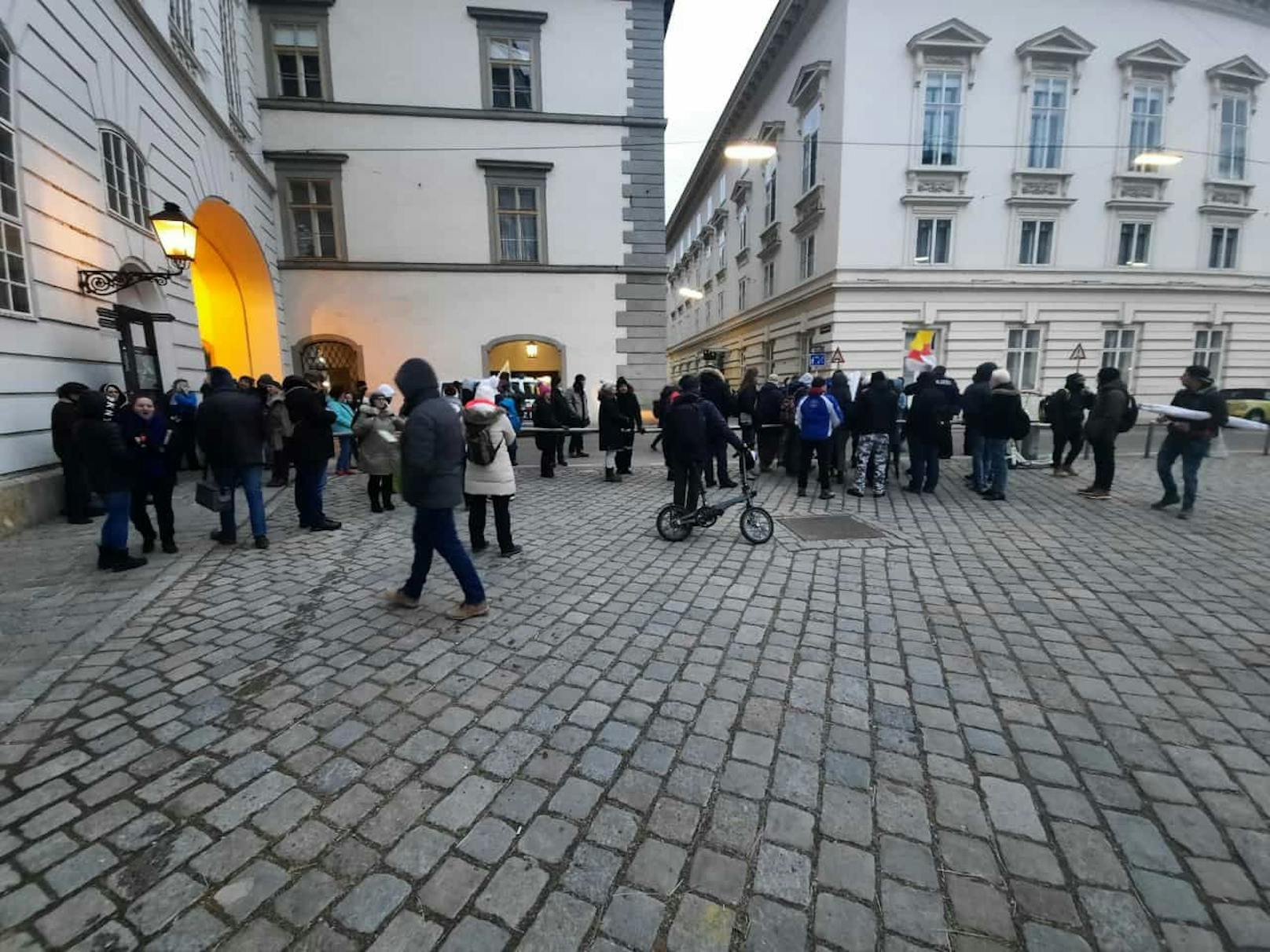 Auch am Josefsplatz fanden sich Demonstranten ein.&nbsp;
