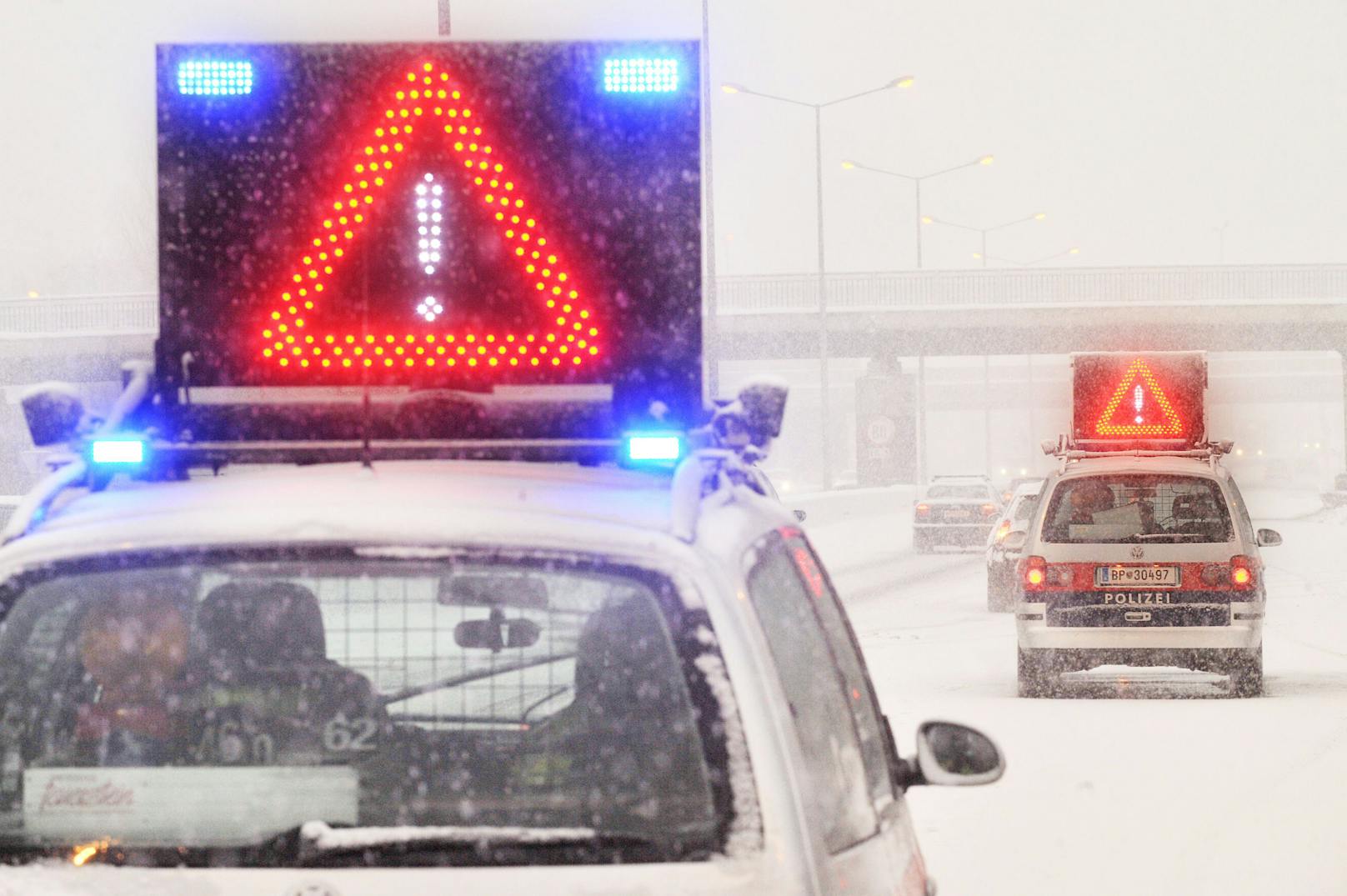 Warnblinktafel auf Polizeifahrzeugen während einer Sperre der Außenringautobahn (A21). Archivbild, 2010.