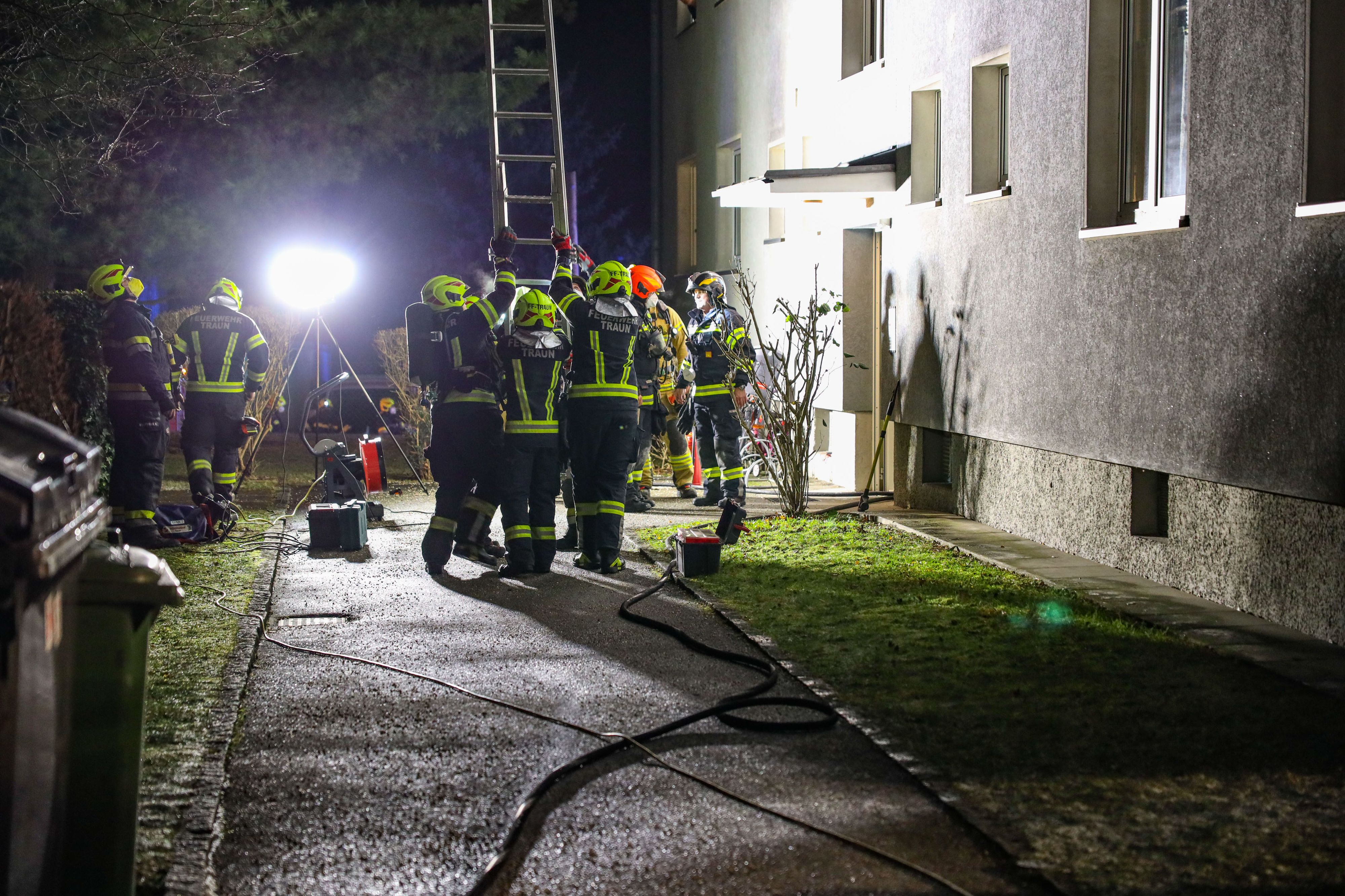 Tödlicher Brand in Traun am 20. Jänner 2022. Die Feuerwehr entdeckte den leblosen Mieter in seiner Wohnung. Für den Mann kam jede Hilfe zu spät.