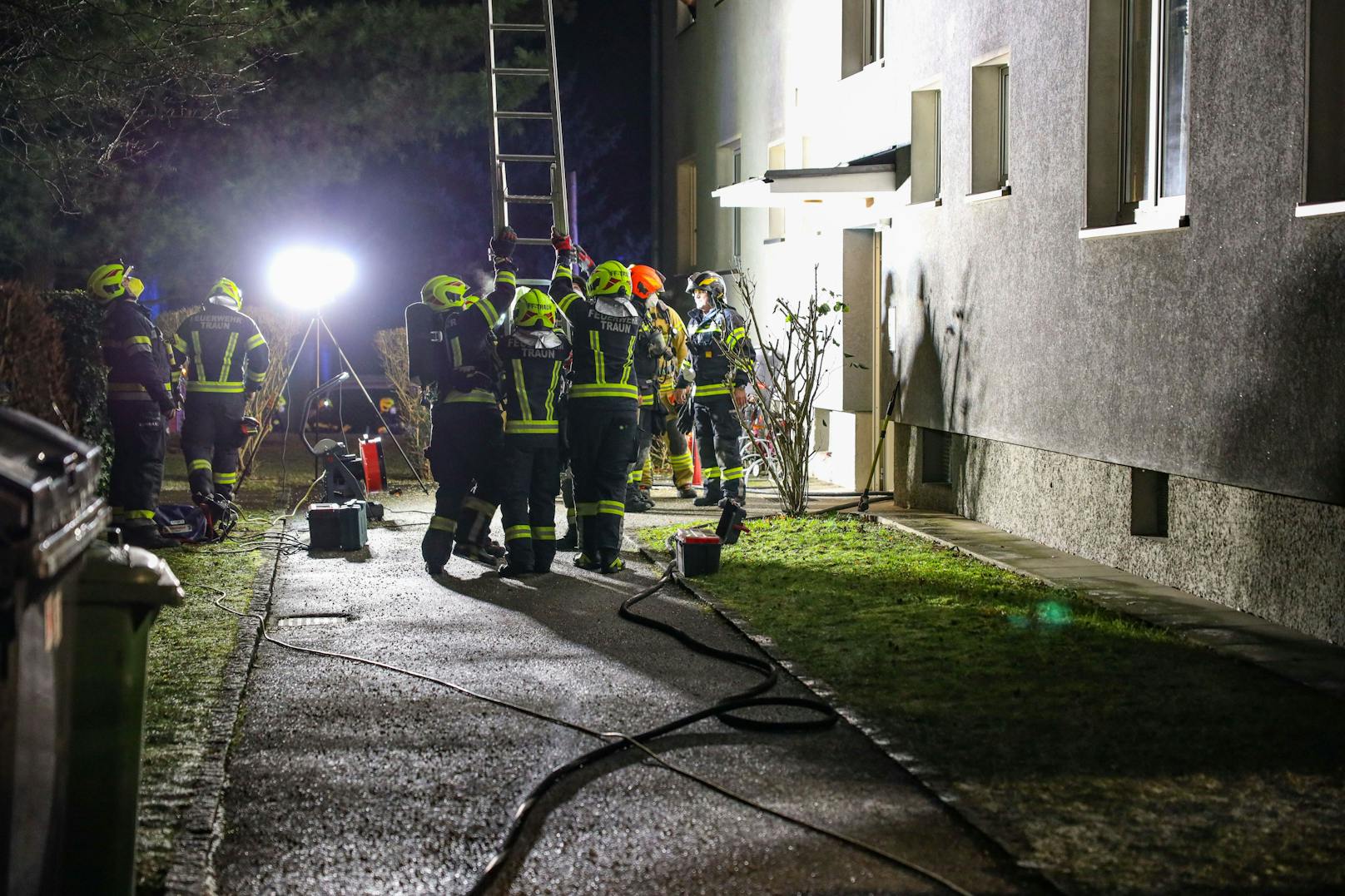 Tödlicher Brand in Traun am 20. Jänner 2022. Die Feuerwehr entdeckte die leblose Frau in der Wohnung. Für sie kam jede Hilfe zu spät.