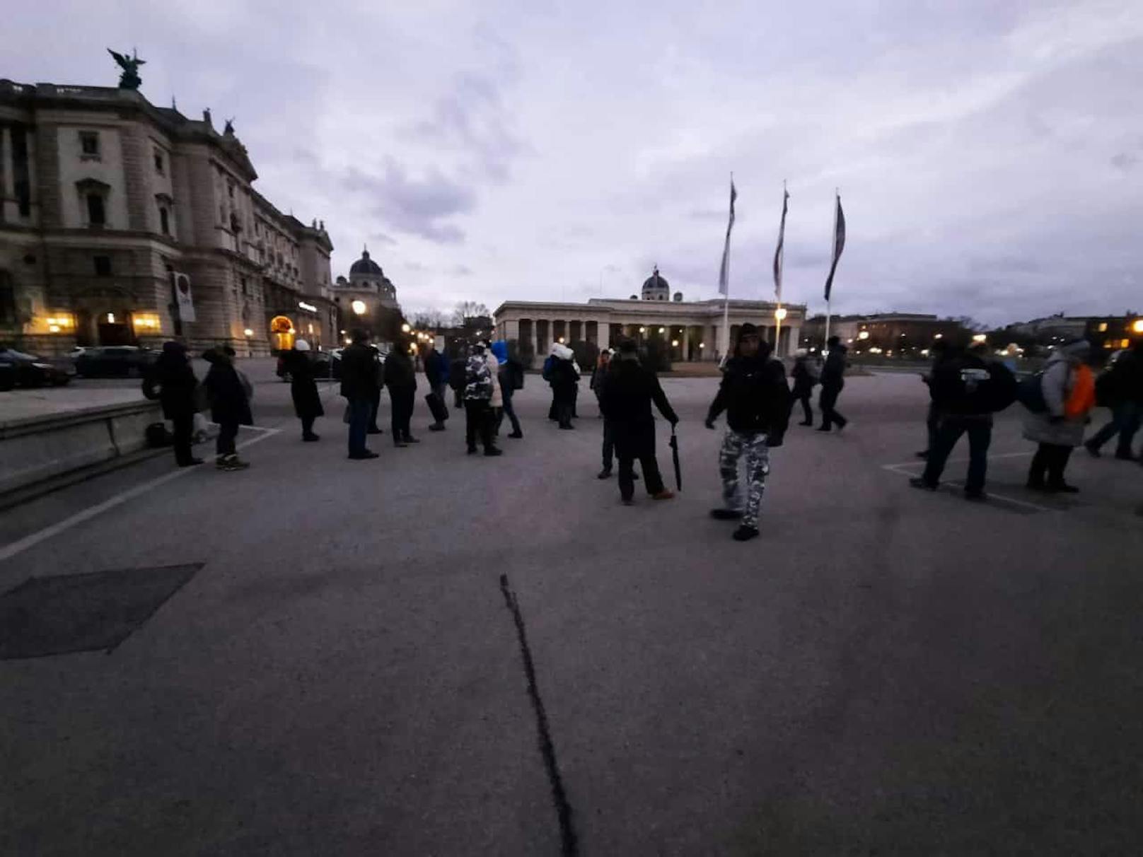 Gegen 8 Uhr demonstrierten einige Dutzend Personen in der Wiener City