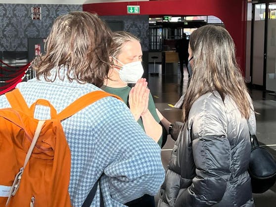 Die verzweifelte Mutter zitterte am Airport Wien-Schwechat