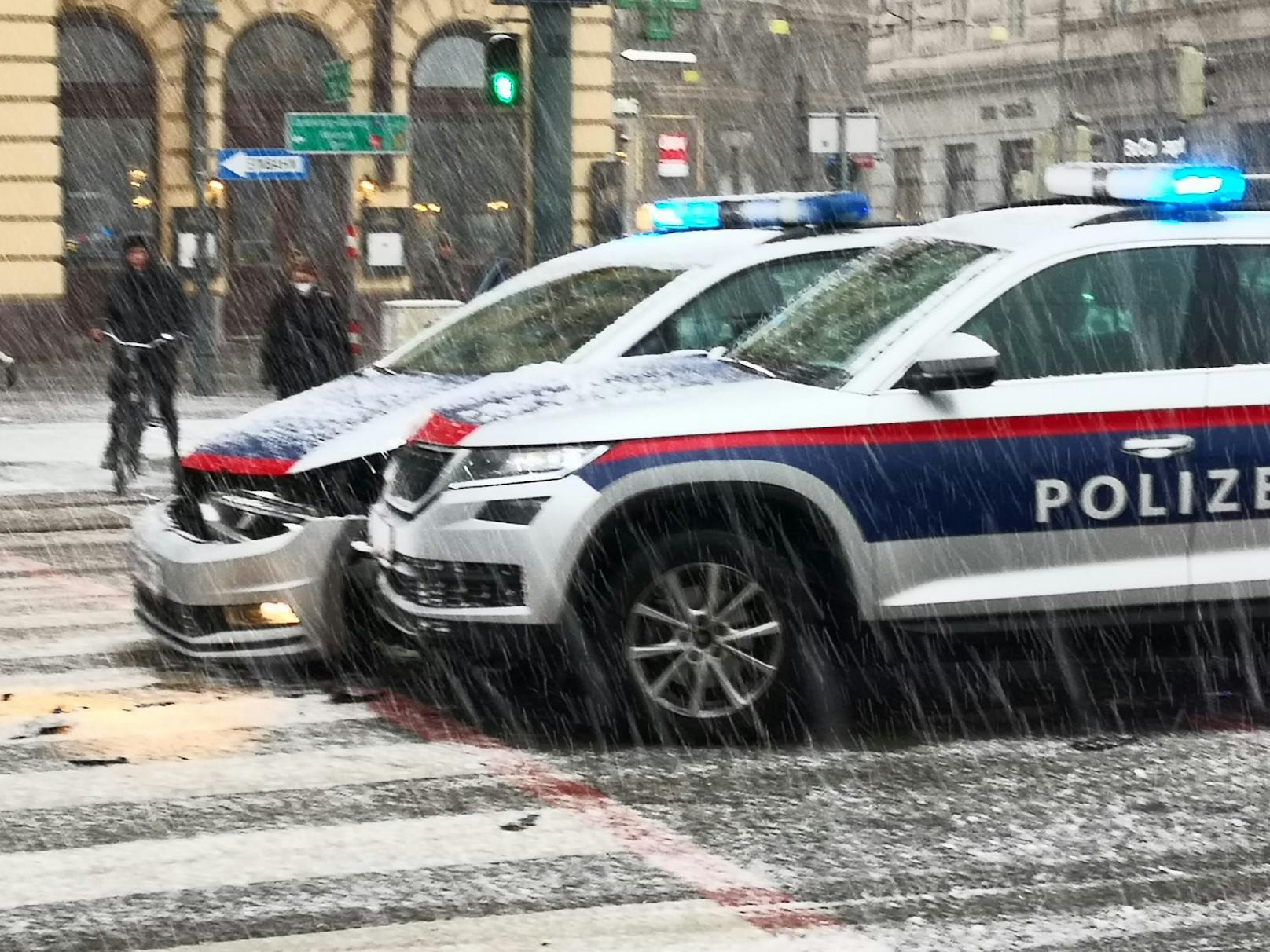 Der plötzliche Wettereinsturz überraschte auch die Wiener Polizei.