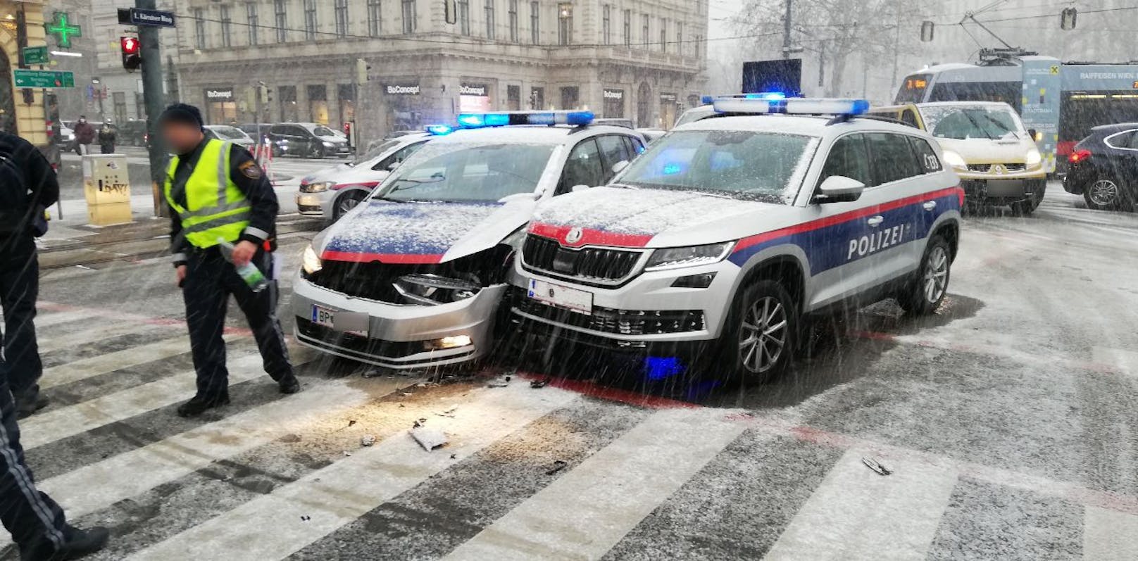 Der plötzliche Wettereinsturz überraschte auch die Wiener Polizei.