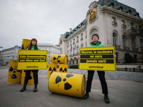 Greenpeace-Aktivisten demonstrierten heute vor der französischen Botschaft am Schwarzenbergplatz gegen den Pro-Atom-Kurs Frankreichs.