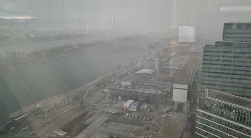 Und plötzlich ist die Wiener Skyline voller weißer Kügelchen