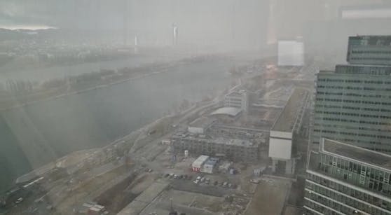 Und plötzlich war die Wiener Skyline voller weißer Kügelchen.