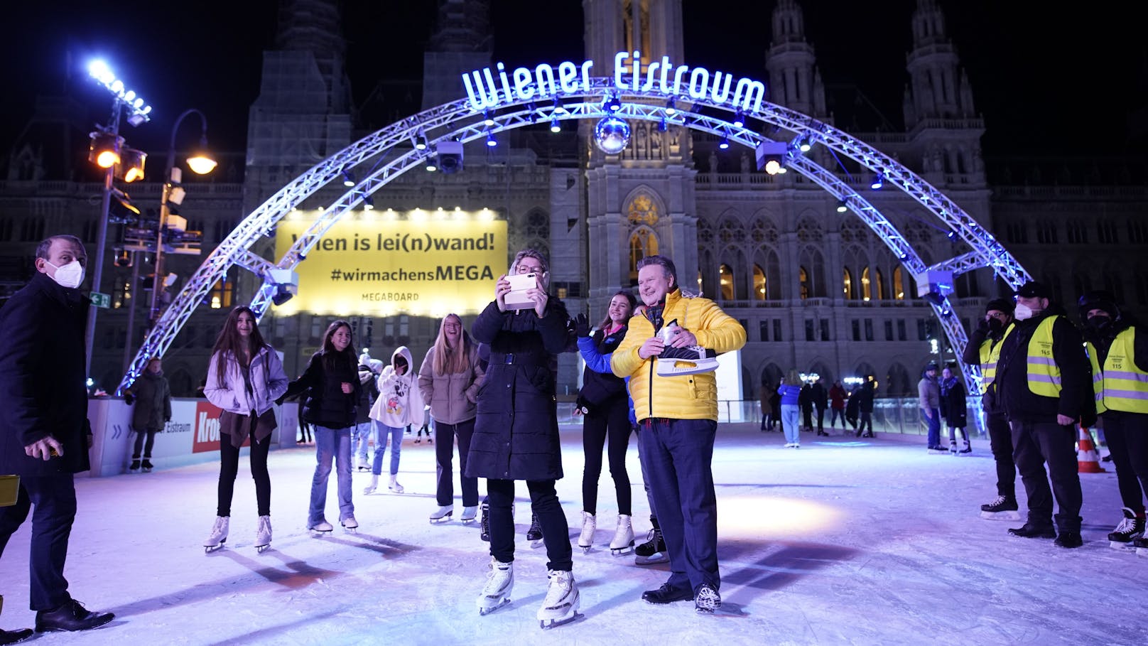 Die Eisläuferinnen und Eisläufer freuten sich über ein Selfie mit dem Bürgermeister.&nbsp;