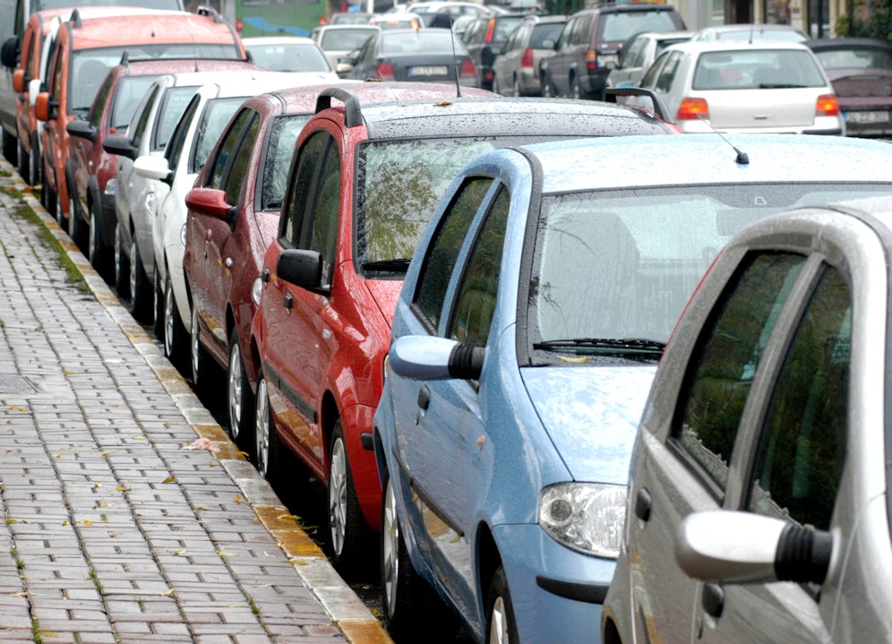 Die Parkplatzsuche ist oft nicht einfach. (Symbolbild)