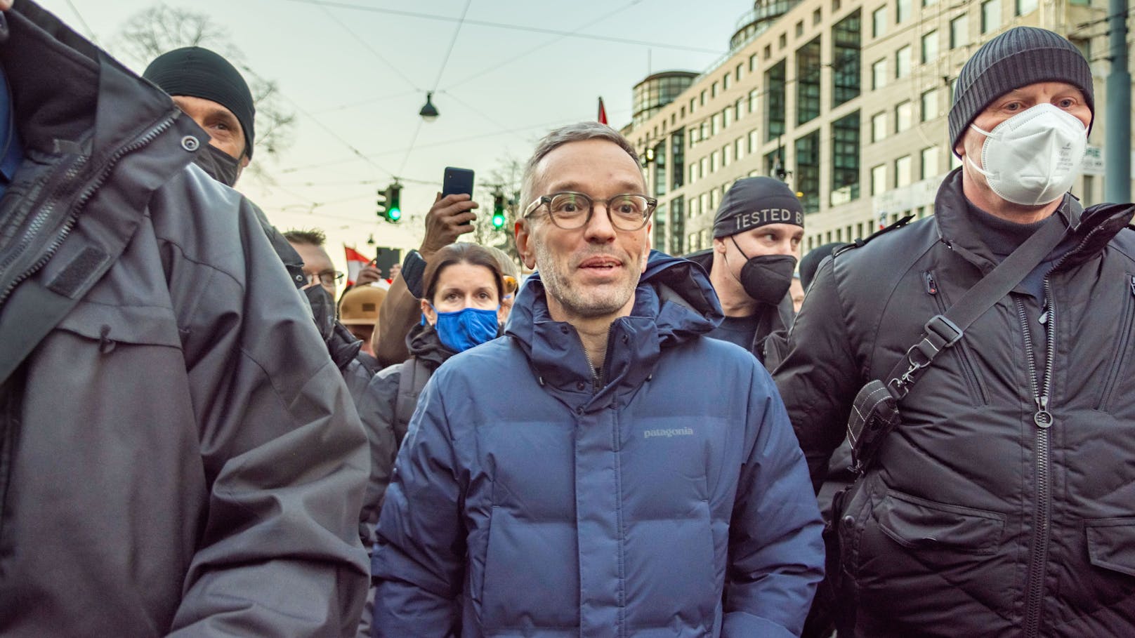 Herbert Kickl bei einer Corona-Demo im Jahr 2022. "Die Grundrechtseingriffe markierten einen einzigartigen Tabubruch in der Zweiten Republik", befindet er.