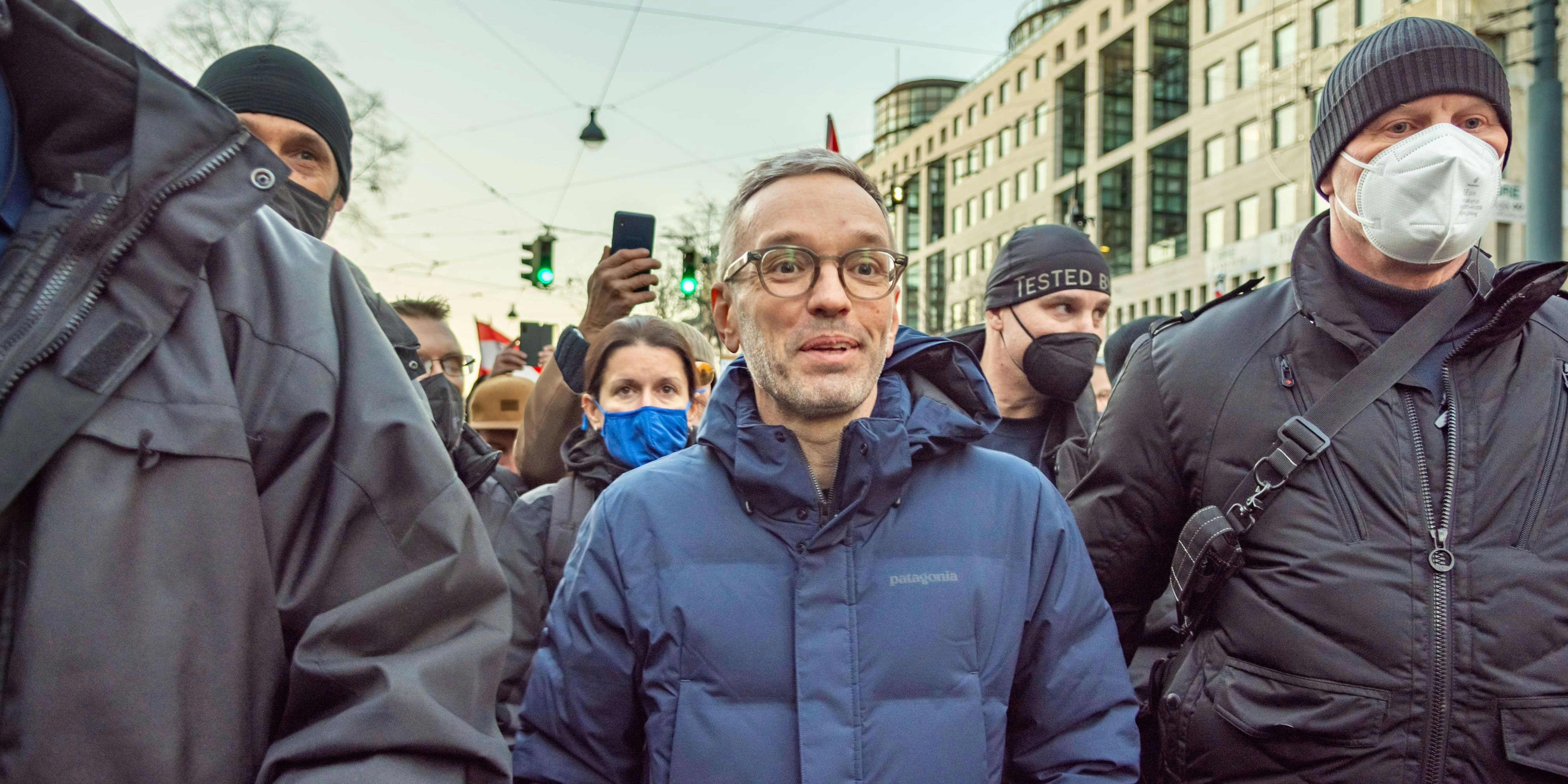 ... 15. Jänner 2022 zeigen einen maskenlosen Kickl bei den Corona-Demos.