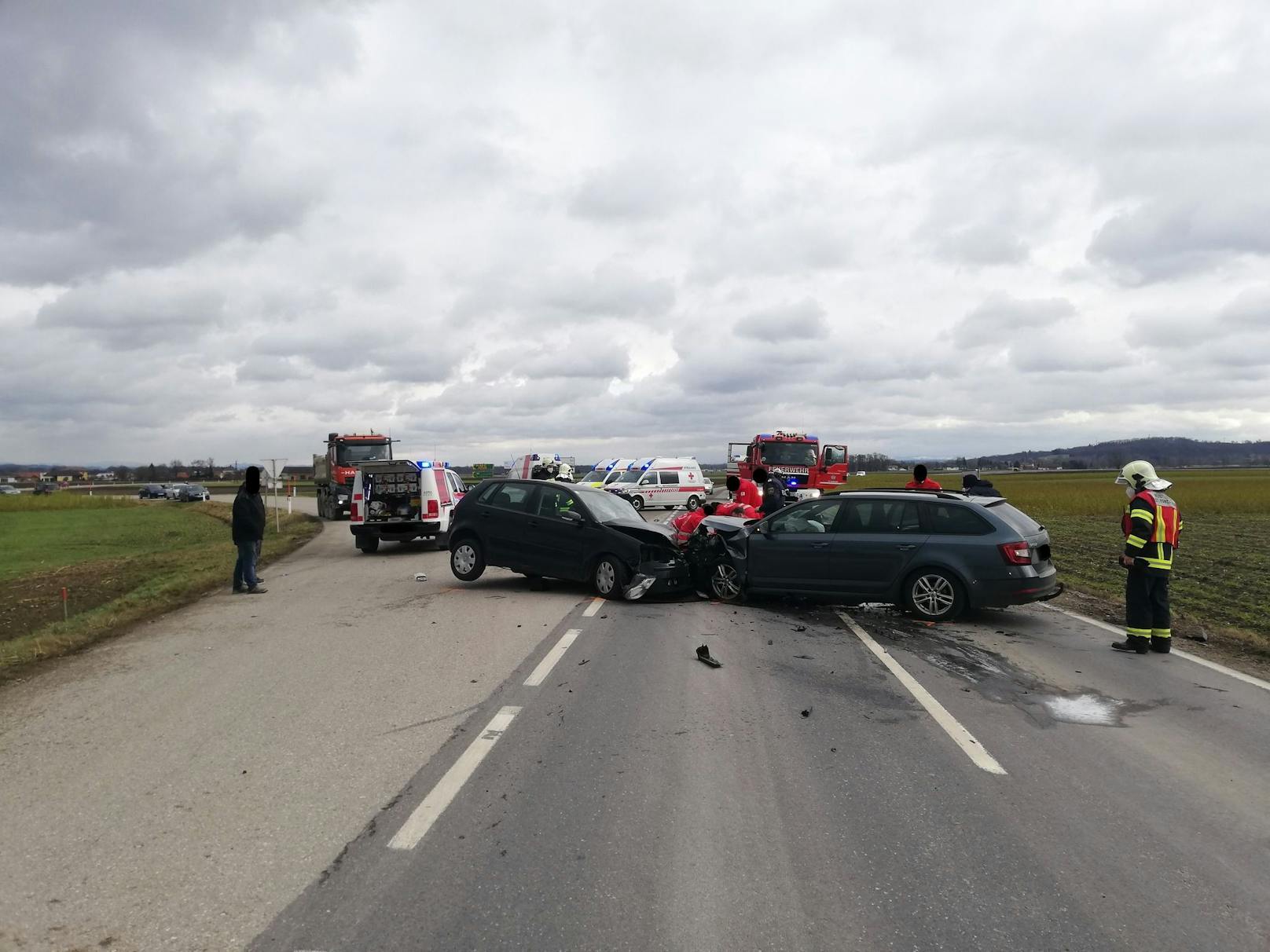 Mutter und Sohn (10) bei Crash schwer verletzt