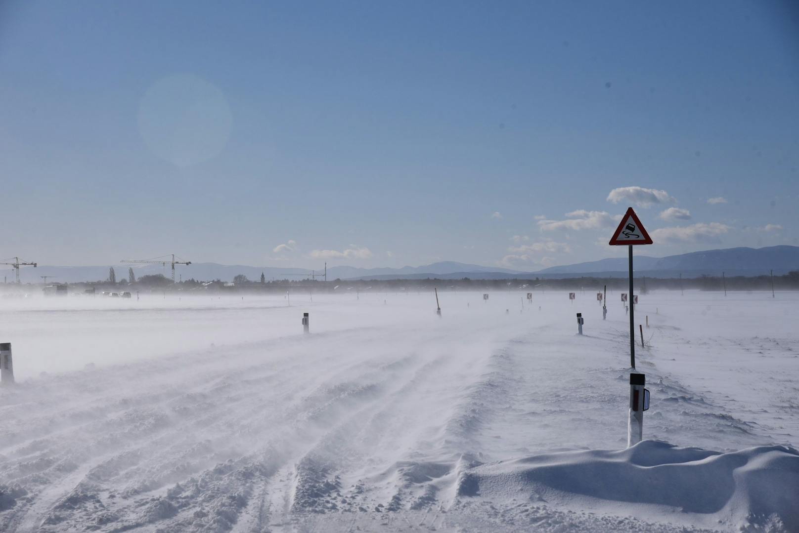 Straßensperre wegen Schneeverwehung in Trumau