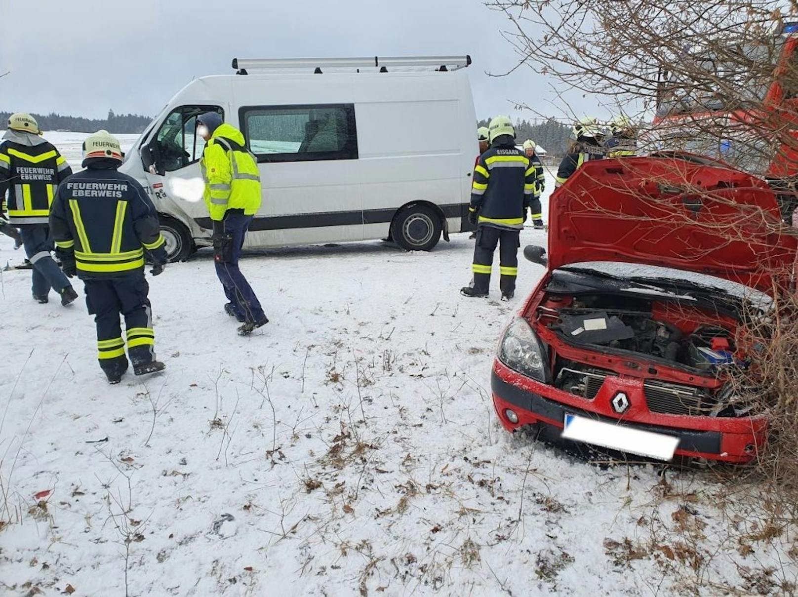 Der Pkw-Lenker und seine Beifahrerin wurden verletzt.