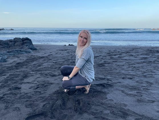 Simone Reiländer alleine am Strand von Teneriffa 
