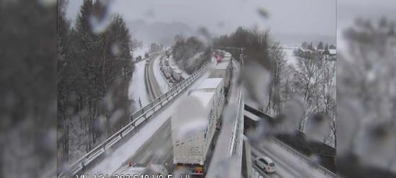 Der Stau reichte bis zum Knoten Salzburg (A1) zurück – es kommt zu Verzögerungen.