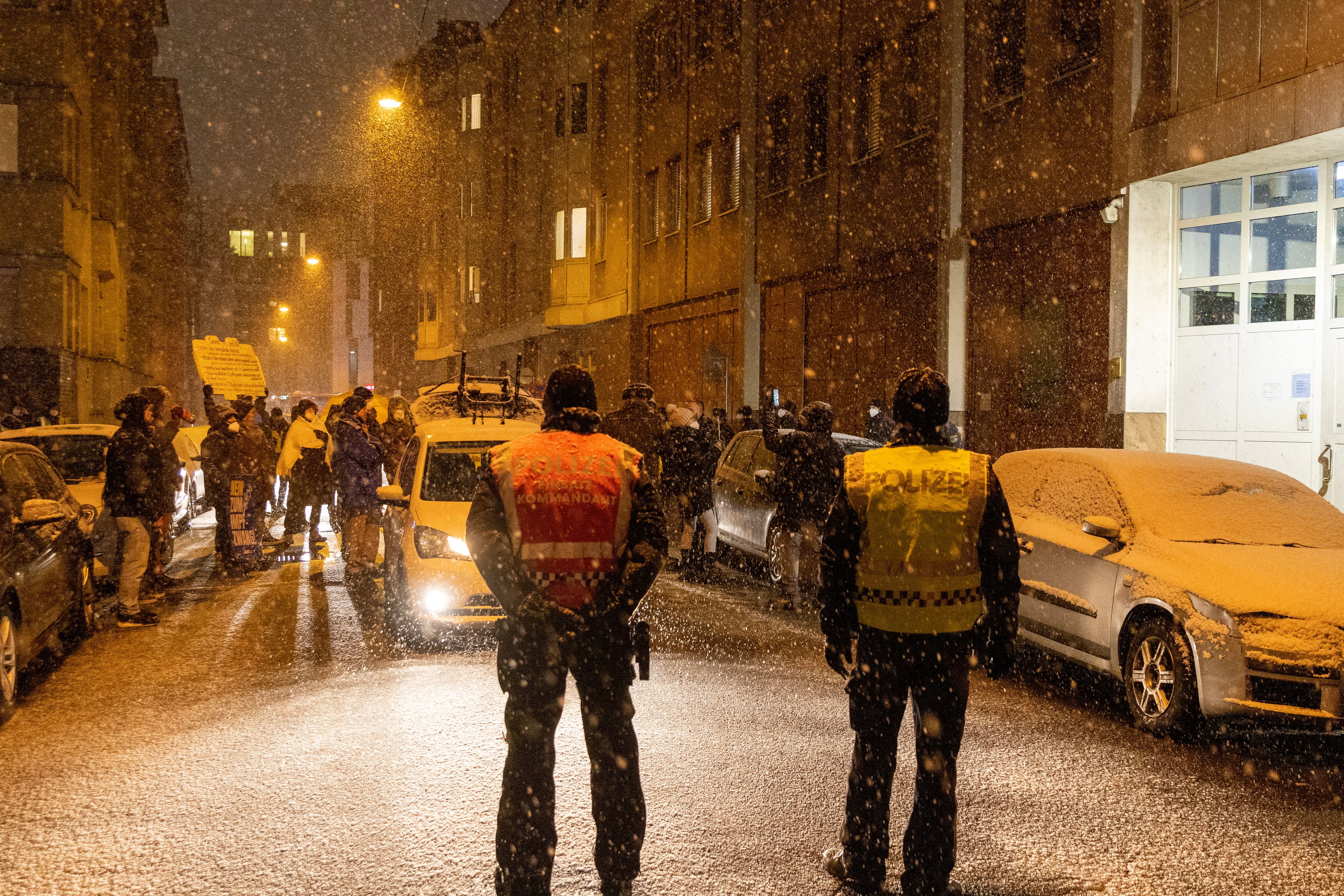 Corona-Demo vor Justizanstalt