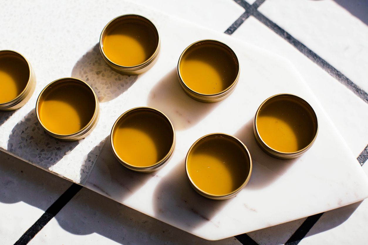 Diese festen Parfüms sind nachhaltig und lassen sich ganz leicht auf deine Haut auftragen.