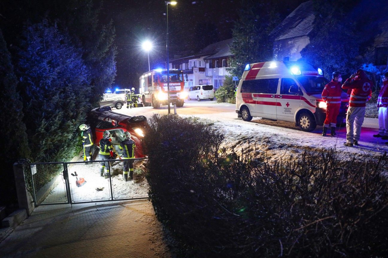 Ein Fahrzeug überschlug sich mehrmals, bevor es vor einer Einfahrt zum Liegen kam.
