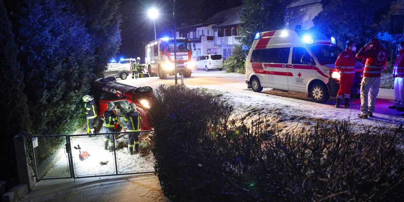 Ein Fahrzeug überschlug sich mehrmals, bevor es vor einer Einfahrt zum Liegen kommt.