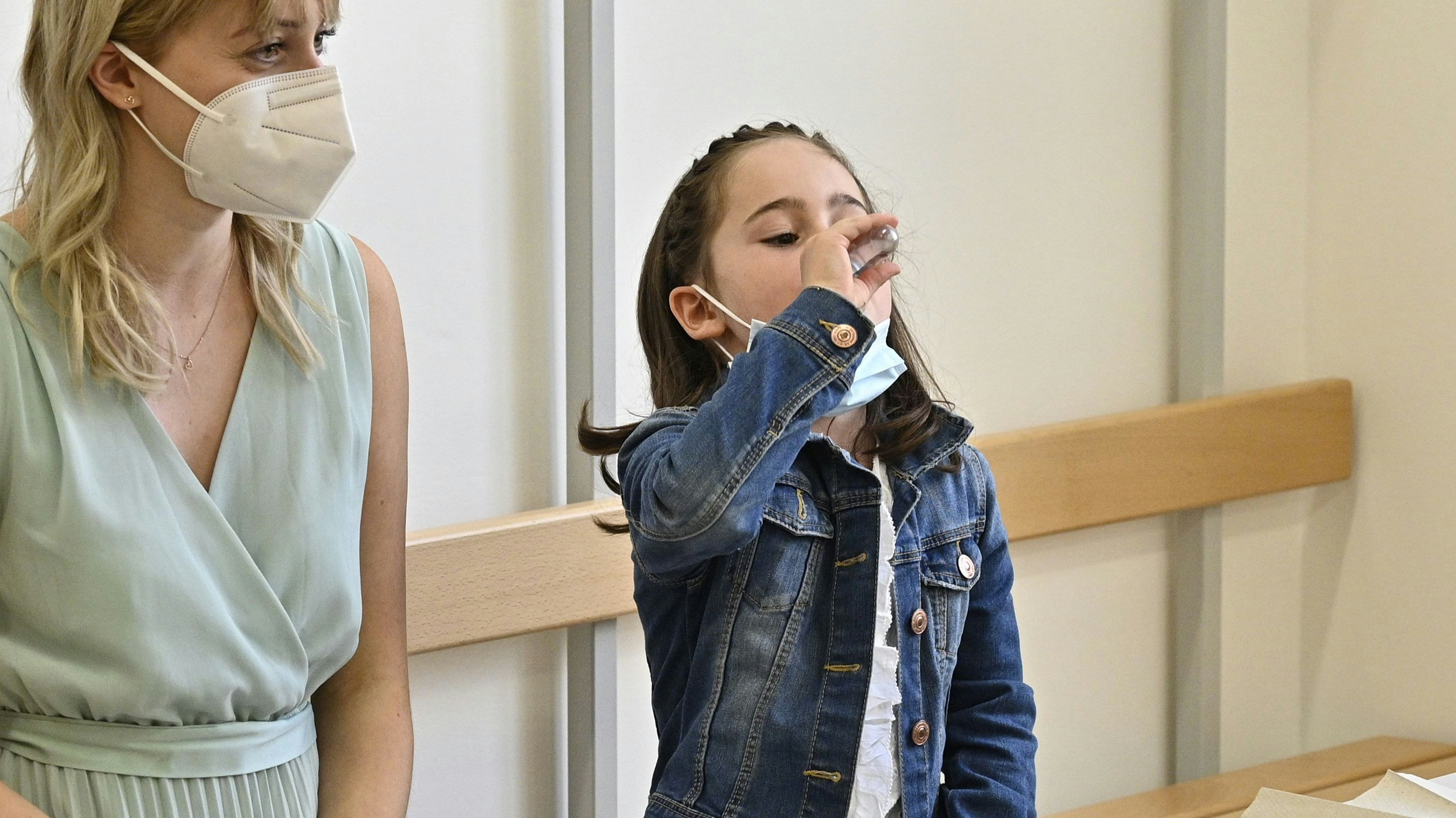 Volksschülerin beim Gurgeltest