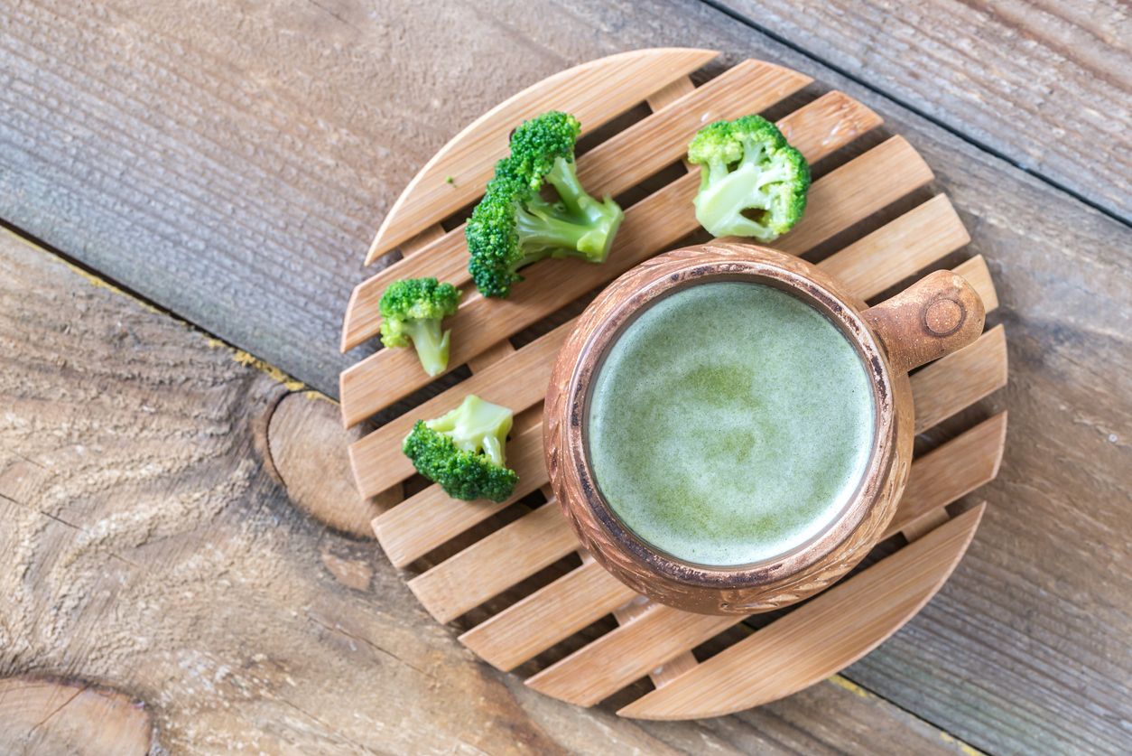 Das meist-gehasste Gemüse hat einen neuen Platz in der Kulinarik bekommen, und zwar als Frühstücks-Zusatz in deinem morgentlichen Kaffeebecher.