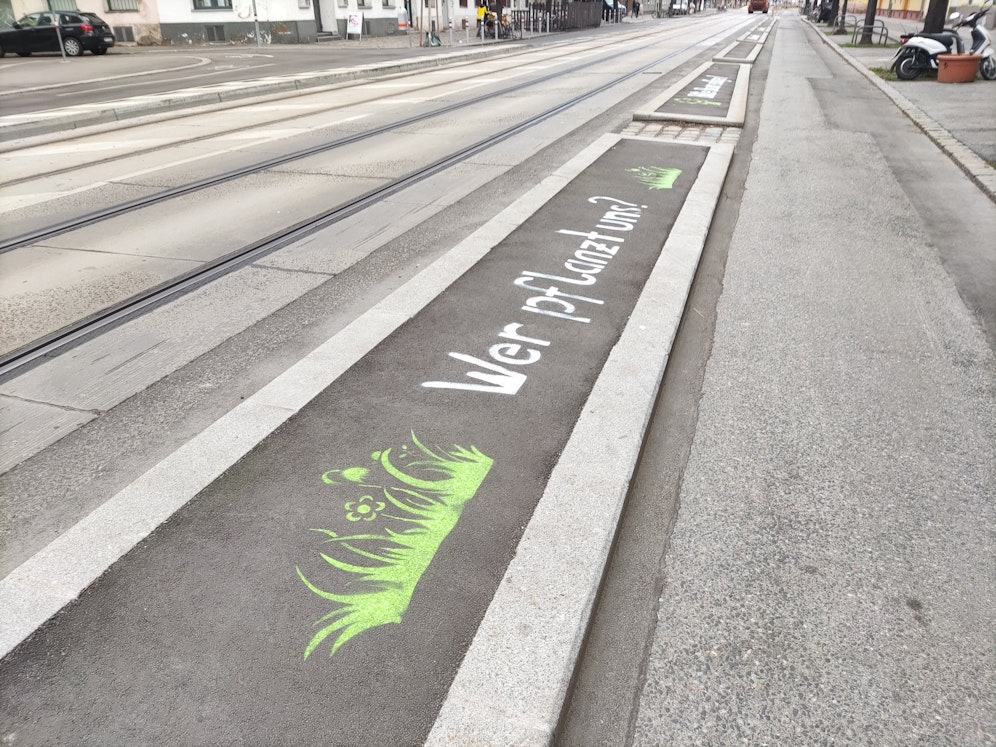 Am Tabor zieren weitere Botschaften unbekannter Umweltbefürwörter die Gegend.