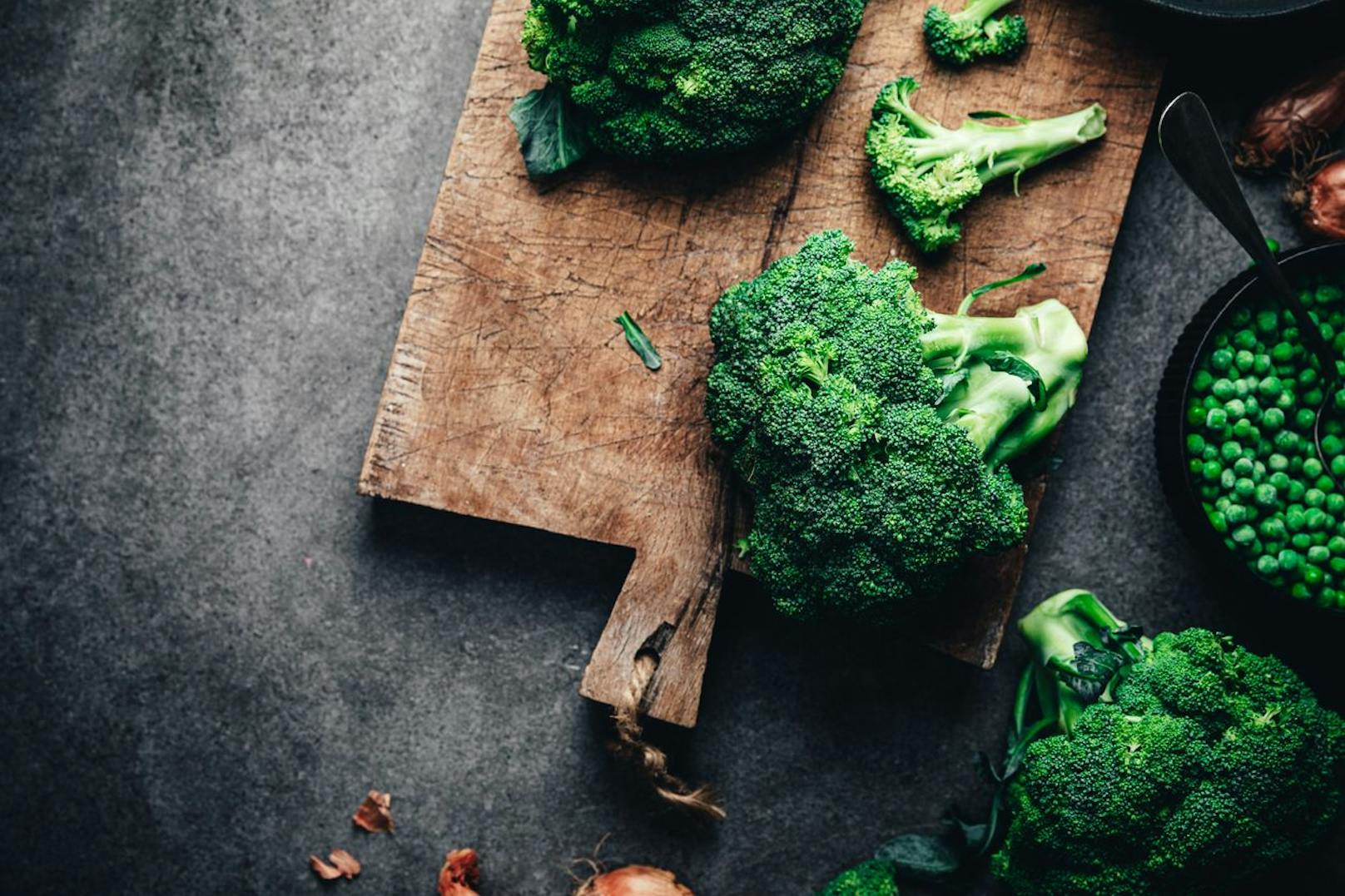 Brokkoli selbst enthält viel Chlorophyll, welches deinen Körper bei der Entgiftung und Wundheilung unterstützt. 