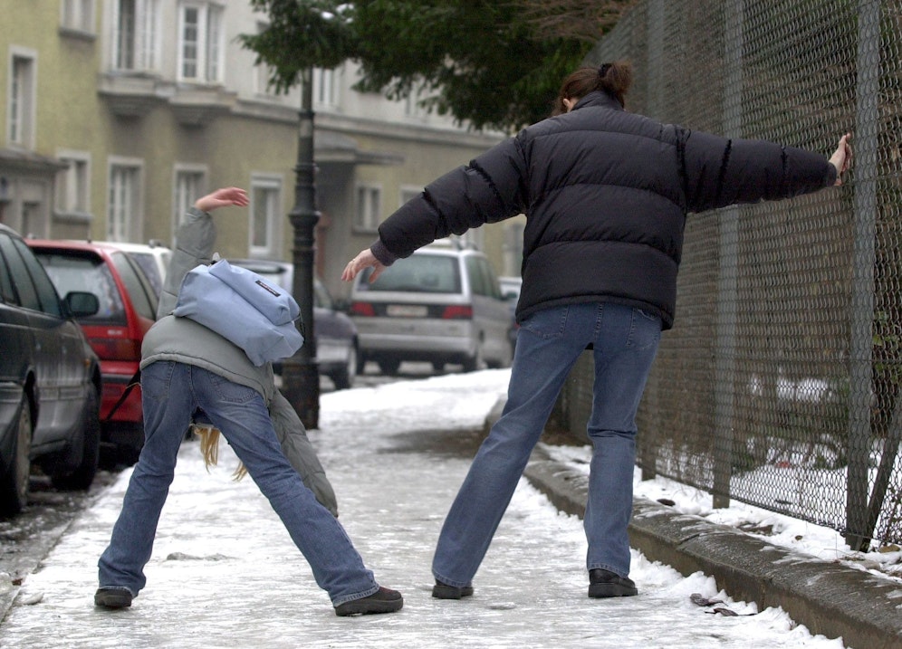 Schnee und Wind sorgen für extreme Glätte auf den Straßen.