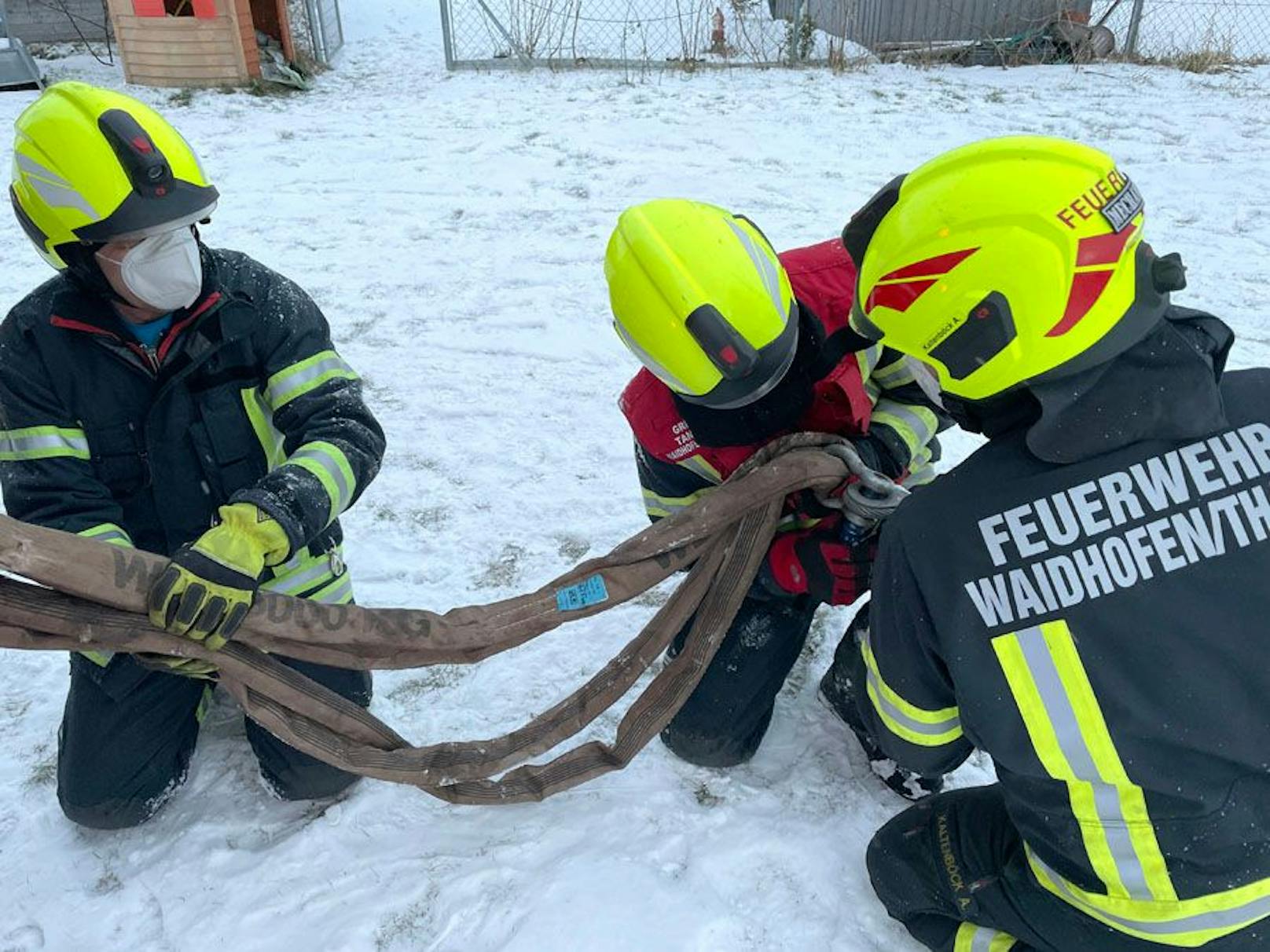 Die Navi-Fahrt eines Lkw endete in einer Schneepanne. Die Kräfte der Freiwilligen Feuerwehr Waidhofen/Thaya mussten helfen.