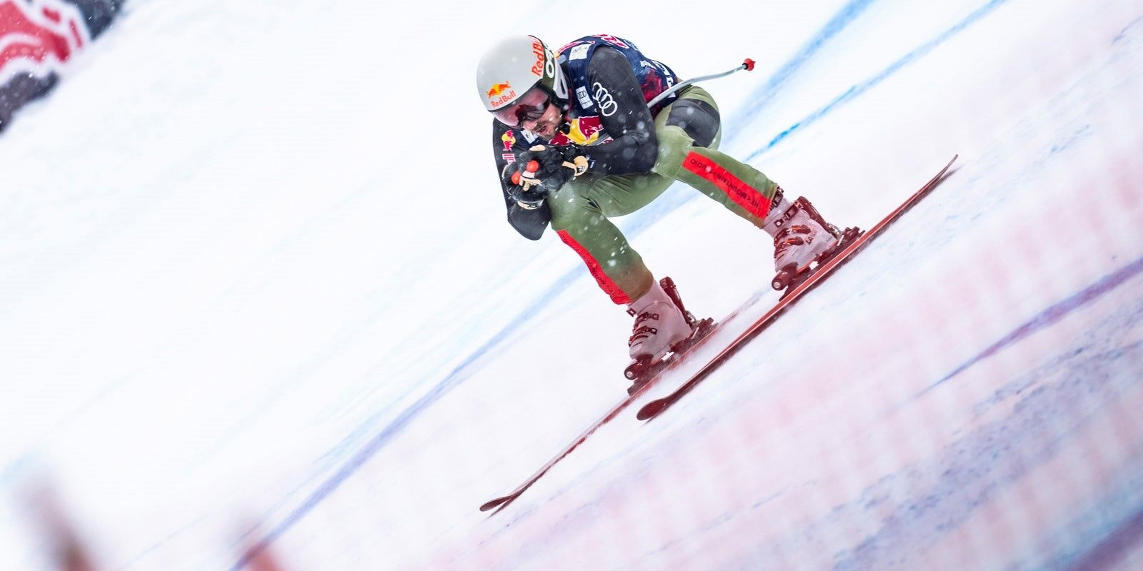 Hirscher in der tiefen Hocke.