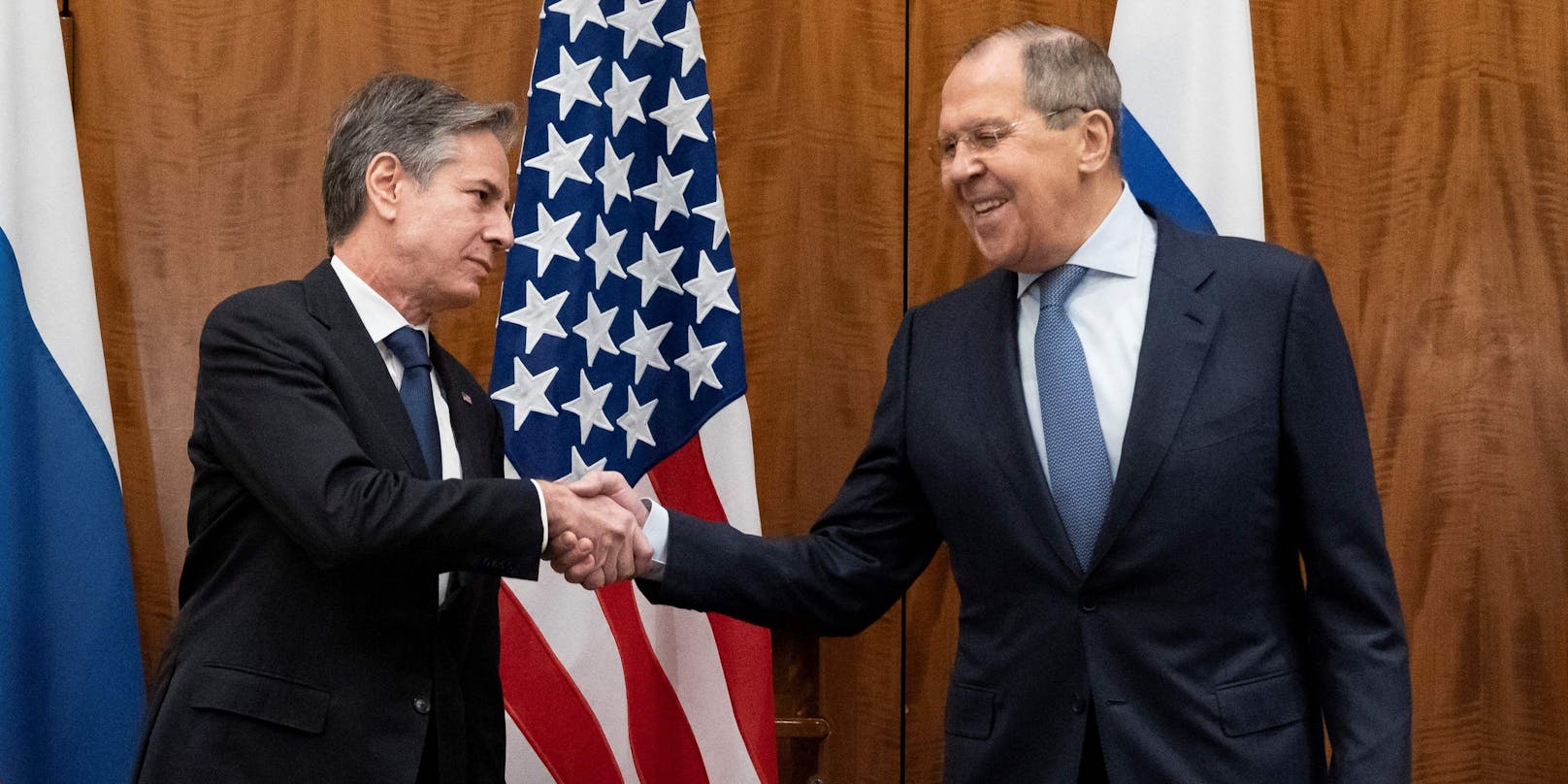 Da war offenbar nur Sergej Lawrow nach Lachen: Russlands Außenminister und sein US-Kollege Anthony Blinken begrüßen sich in Genf per Handschlag.