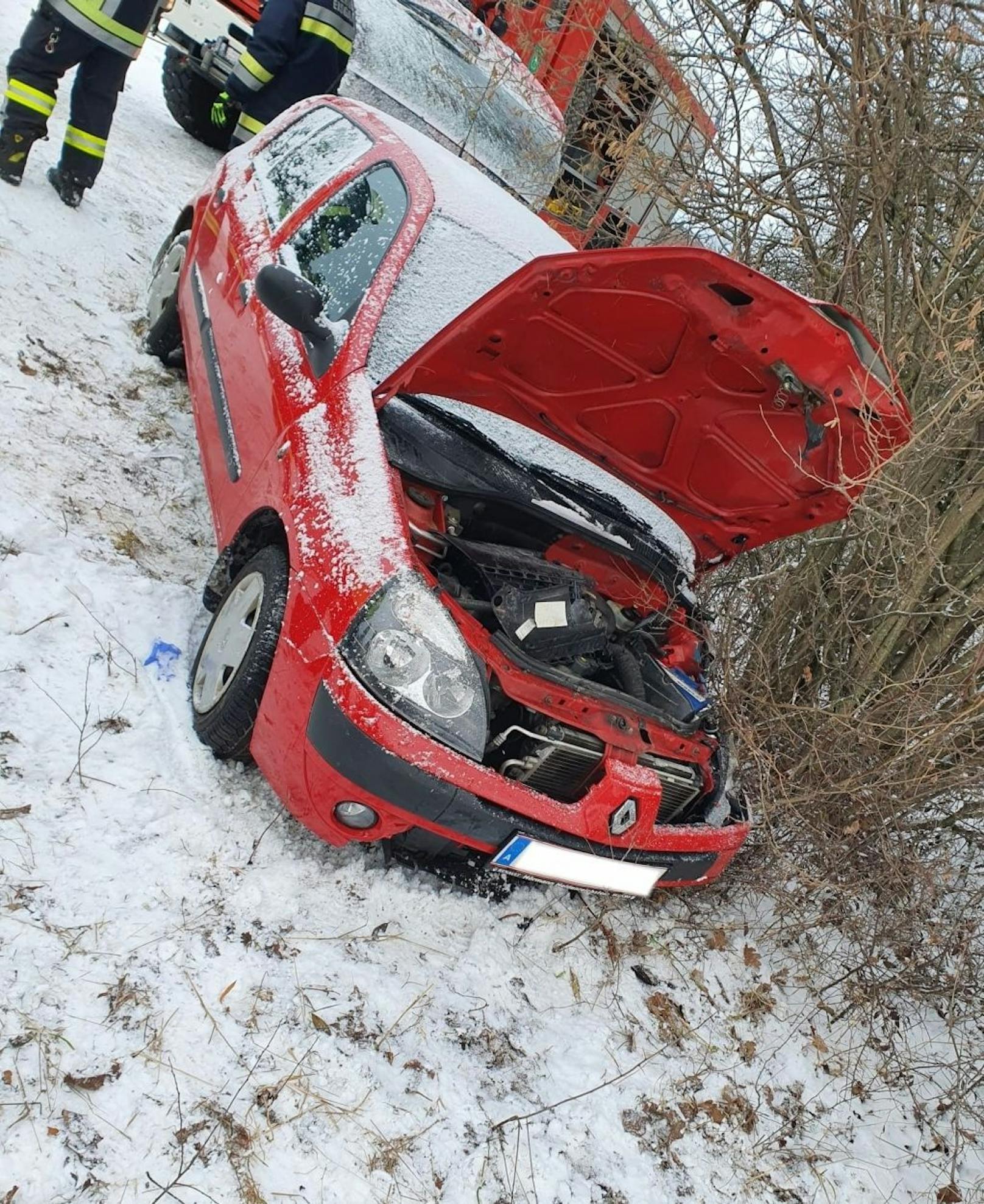 Der Pkw-Lenker und seine Beifahrerin wurden verletzt.