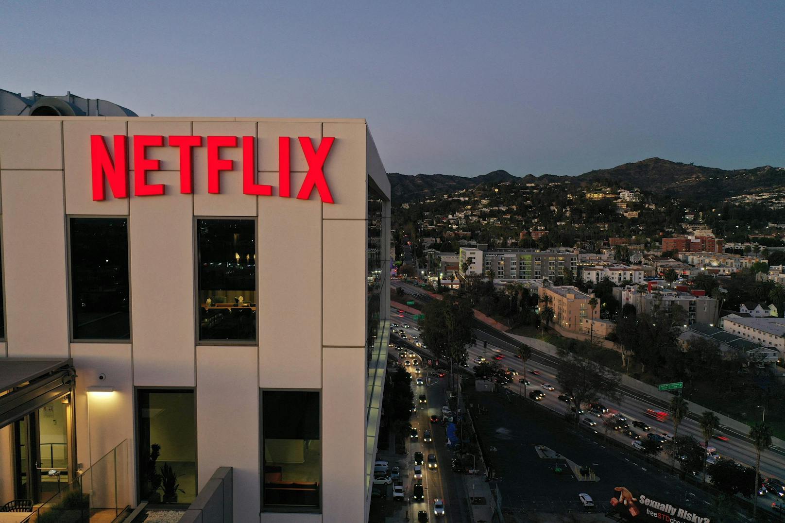 Der Netflix-Konzern hat während der Pandemie viel Geld dazu gewonnen, jetzt folgte der Einbruch.