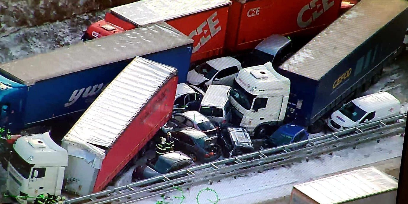 Fast 40 Autos krachten auf der D5 ineinander, die Folge war eine stundenlange Rettungs- und Aufräumstation.