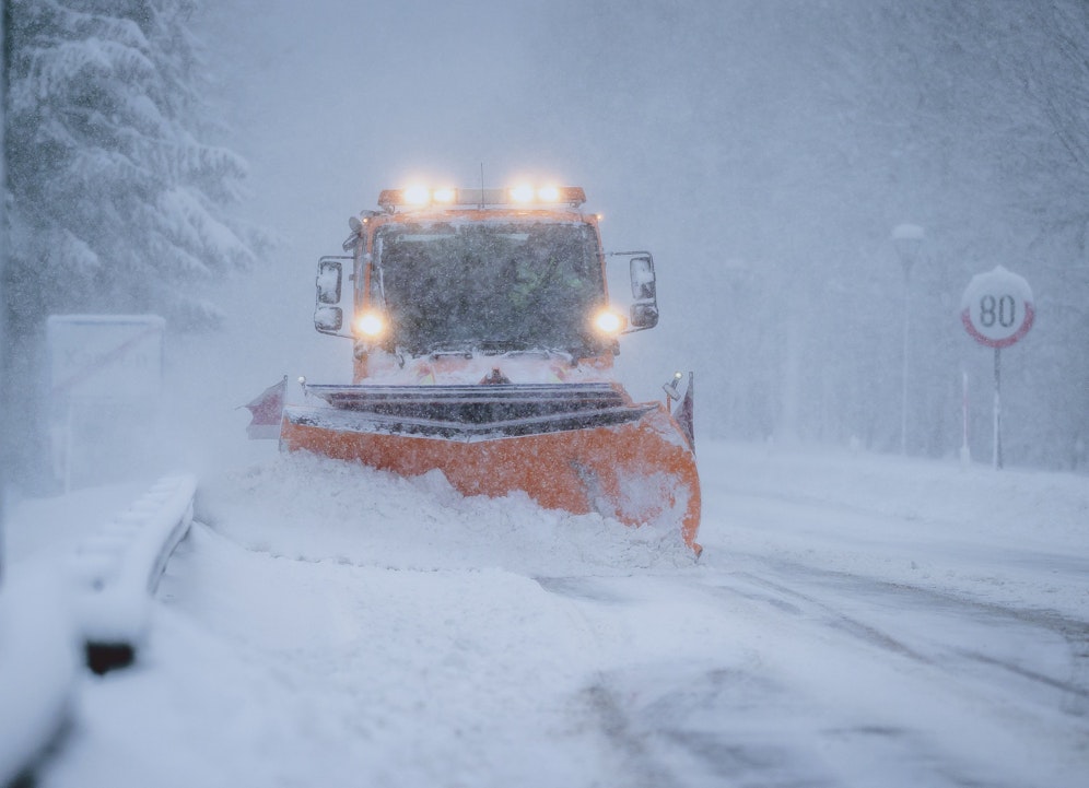 Ein Schneepflug im Einsatz nach intensiven Schneefällen in Kaprun. Archivbild
