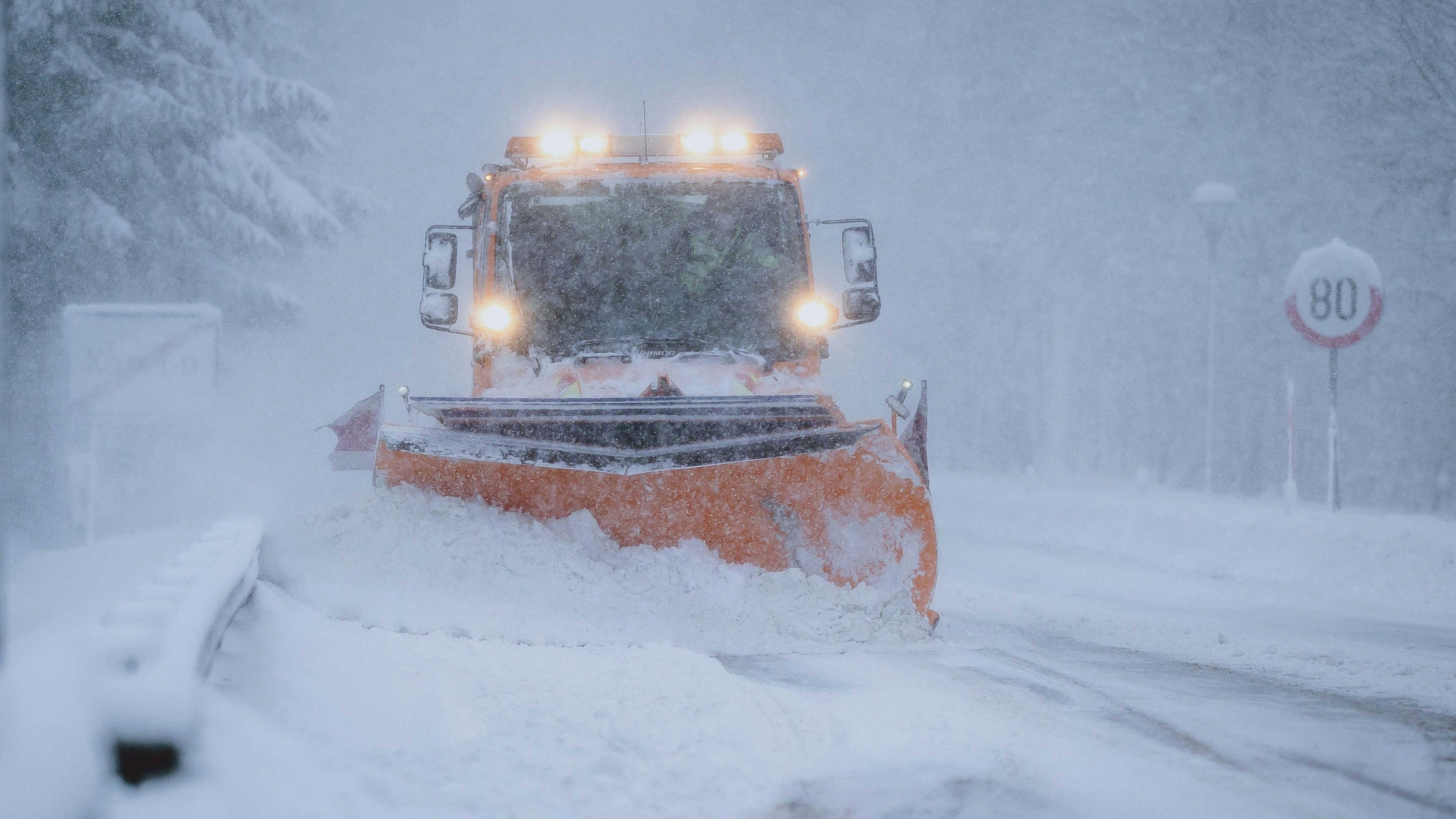 Ein Schneepflug im Einsatz nach intensiven Schneefällen in Kaprun. Archivbild