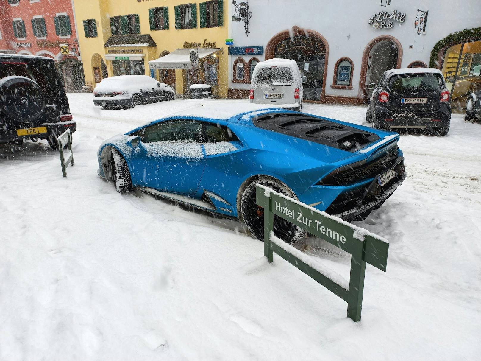 Ideales Winter-Fahrzeug: ein blitzblauer Lamborghini.&nbsp;