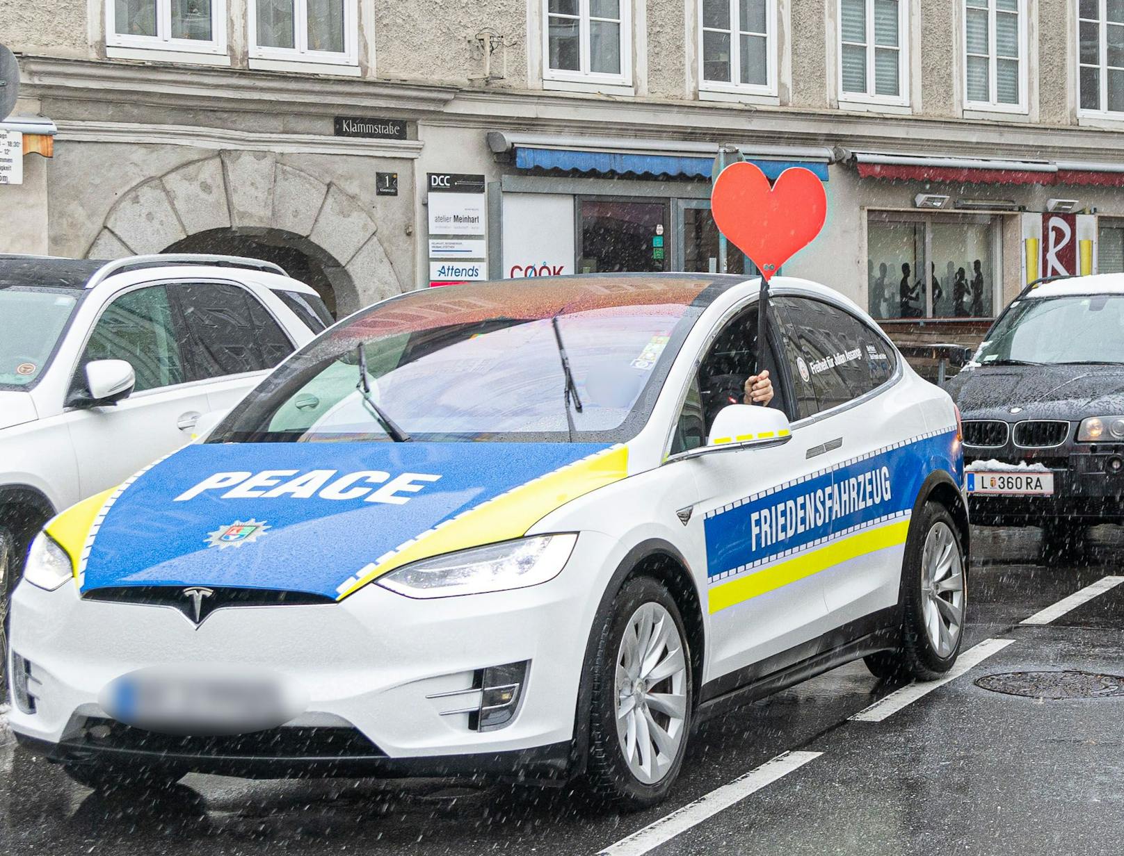 Dieser Tesla-Wagen war bei der Demonstration auf Friedensmission.