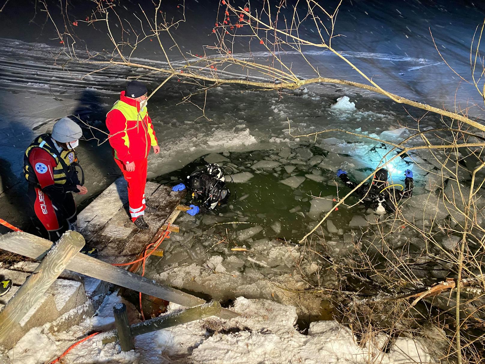 Spektakulärer Unfall in der Nacht auf Samstag im Gemeindegebiet von Walchsee. Ein Seat-Lenker kam von der Straße ab und stürzte in einen See. 