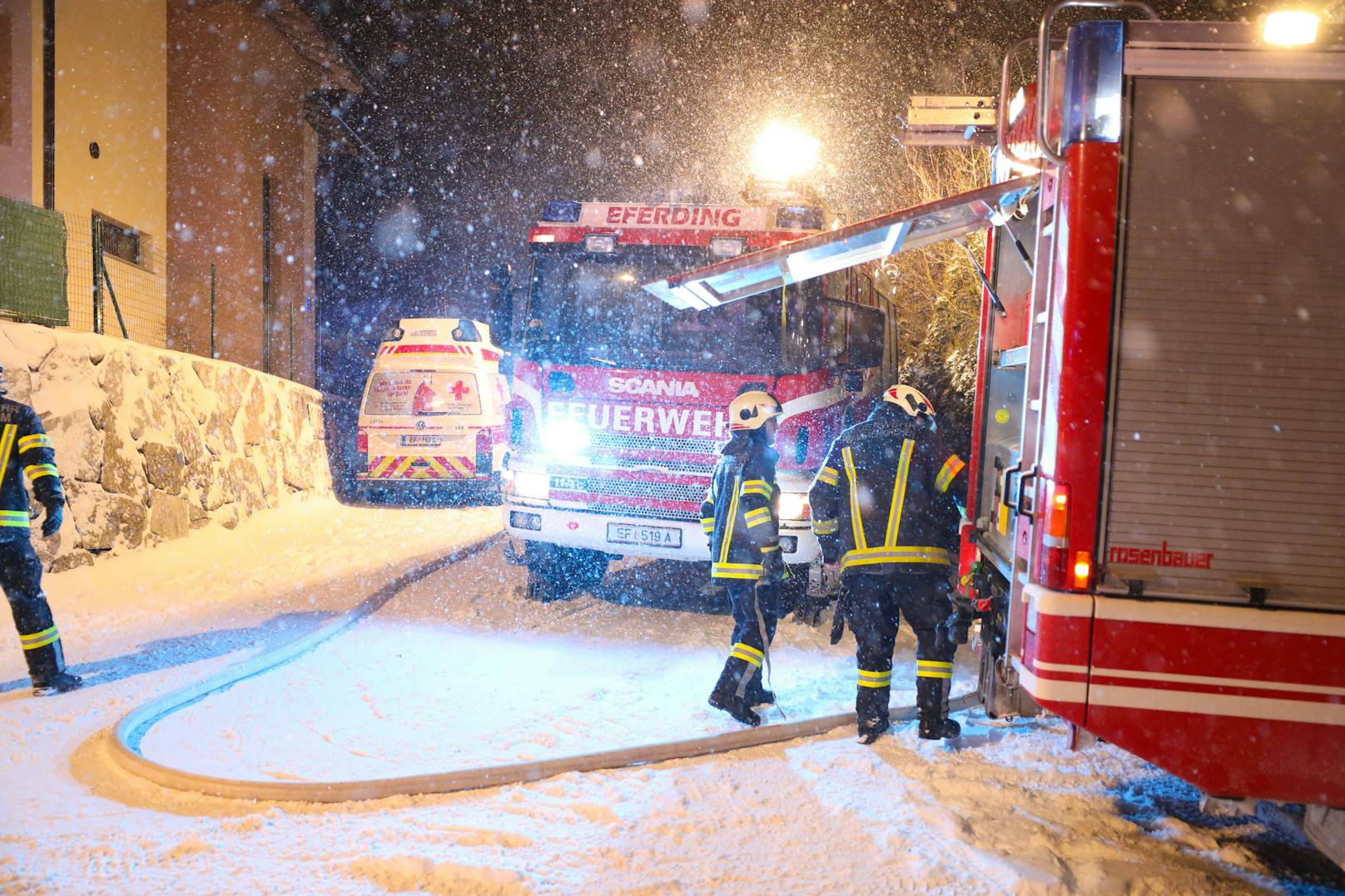 Insgesamt neun Feuerwehren standen in der Nacht auf Samstag bei einem Brand bei einem Wohnhaus in Stroheim (Bezirk Eferding) im Einsatz.